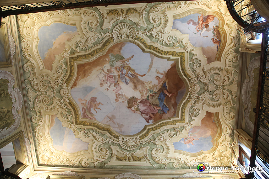VBS_6868 - Villa Widman - Mira (Venezia).jpg - VILLA WIDMANN Villa Seriman, Widmann Rezzonico, Foscari, Costanzo è una villa veneta di Mira, situata lungo la Riviera del Brenta. Villa settecentesca in stile Rococo. Dopo la parentesi napoleonica la villa passò ai Widmann Rezzonico (che, forse, già la abitavano pur non essendone i proprietari). Nel 1883 venne aggiudicata all'asta a Francesco Somazzi; alla sua morte, nel 1896, il figlio Carlo la vendette a Giovanni Guolo e questi, nel 1897, la affittò a Pietro Foscari ed Elisabetta Widmann Rezzonico (quest'ultima discendente dei vecchi proprietari), i quali poi la acquistarono nel 1901. Passata al loro figlio Ludovico Foscari Widmann Rezzonico nel 1946, nel 1970 fu comprata dall'industriale Settimo Costanzo che la sottopose a un importante restauro. 